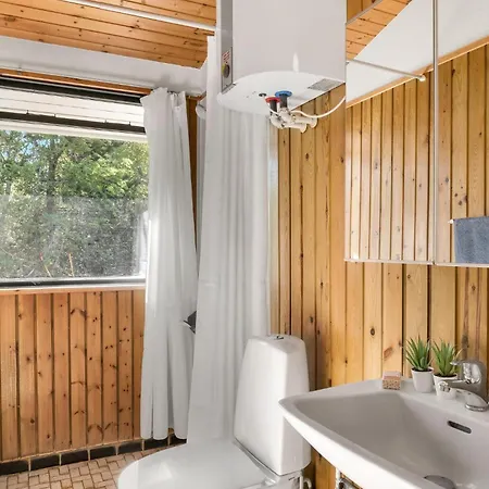 3 Bedroom Awesome In Holiday home *